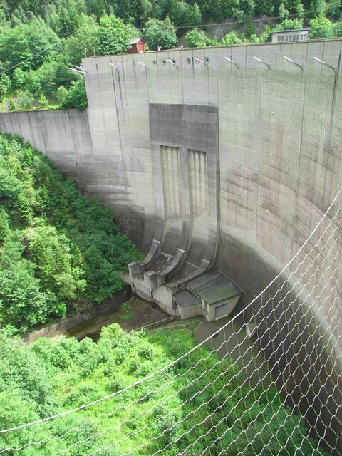 Rückseite der Staumauer mit Netz