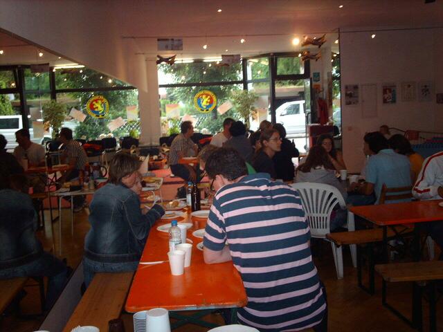 ... keine Sekunde zu früh waren die Matten weggeräumt und die Party in die Schule verlegt