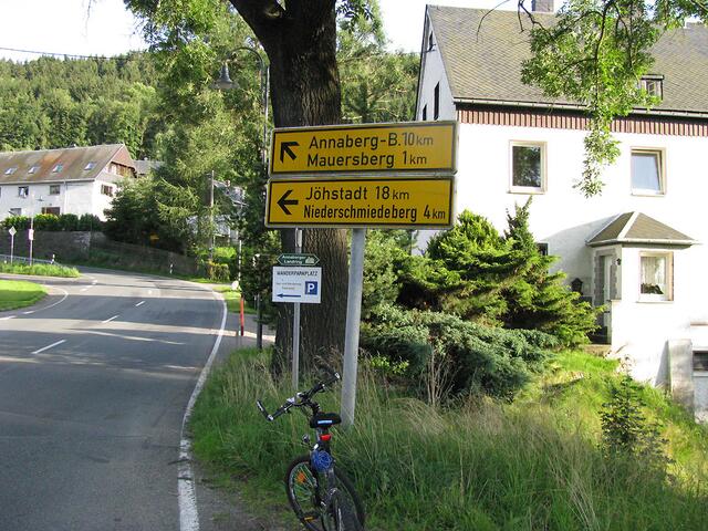 Wegweiser. Der Kilometer nach Mauersberg hat es in sich