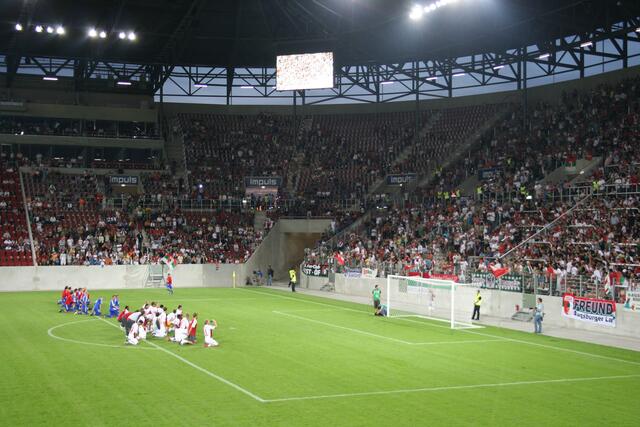 Die Fans feiern mit den Teams