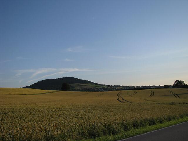 Blick zum Pöhlberg von Mildenau aus