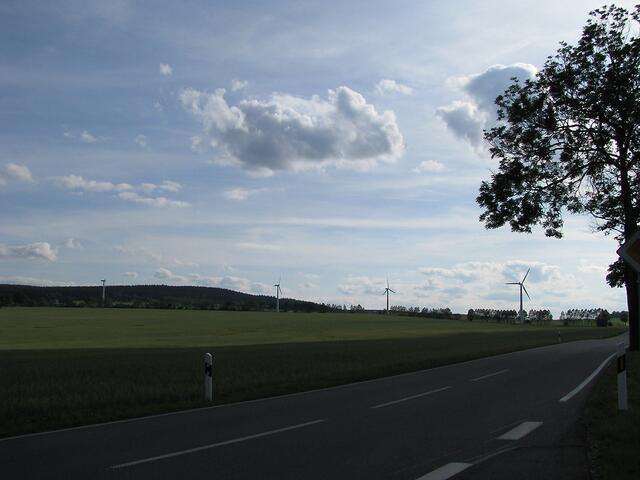 Windkrafträder auf der Höhe von Ansprung