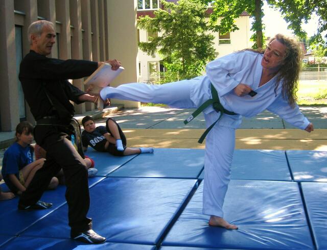 Bruchtest mit seitlichem Fußstoß (yop chagi)