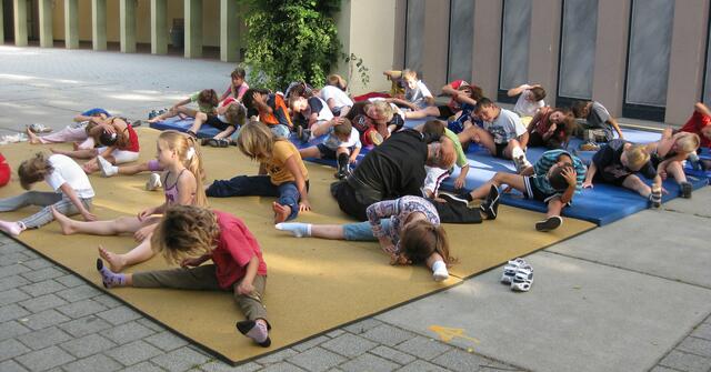 Großmeister Ali zeigt Dehnübungen