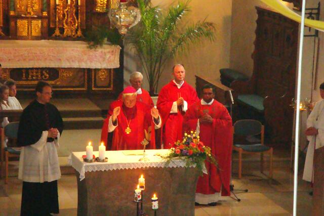 Beim festgottesdeinst mit dem Bischof,Pfarrer Wagner,Pfarrer meir und Pfarrer Kanamparambil