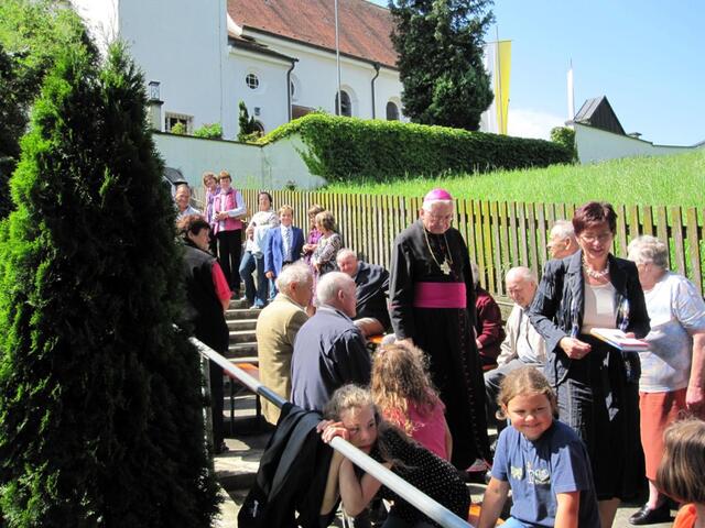 Bischof im Gespräch mit Gläubigen aus Hirschbach