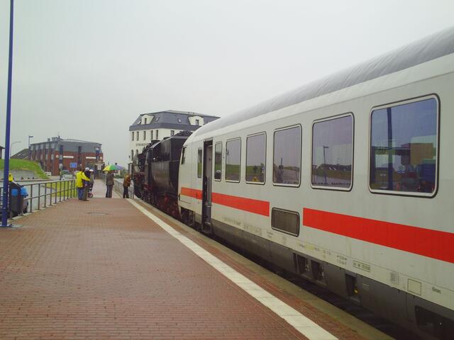 Auch die DB Kurswagen werden von einer dampflok gezogen