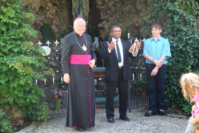 Bischof Mixa vor der Hirschbacher Grotte