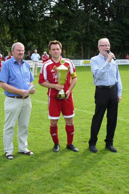 Jan Zimmermann präsentiert den Porta-Pokal