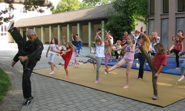 ap cha oligi (gestrecktes Bein)