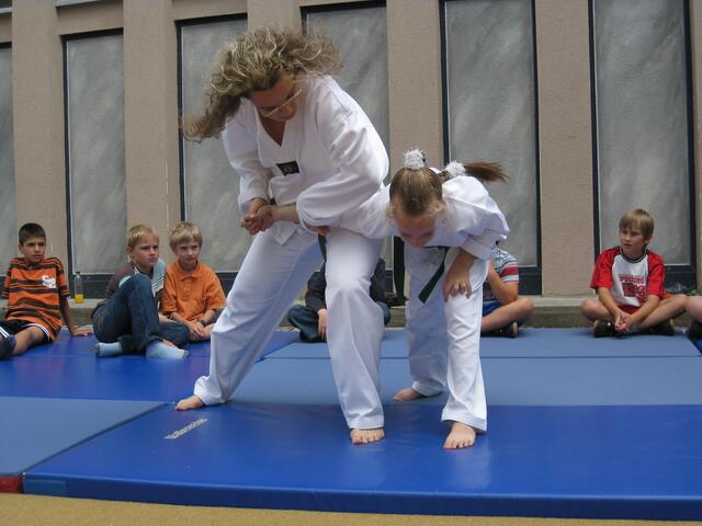Petra und Michaela Kinzer zeigen eine Allkampf-Technik.