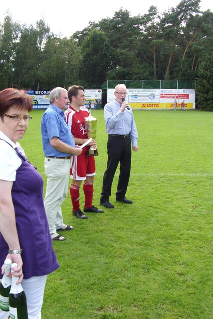 Jan Zimmermann präsentiert den Porta-Pokal