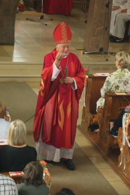 Der Bischof erteilt den Segen