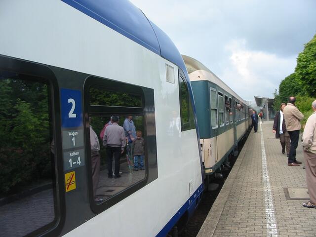 Um die eingleisige Strecke Jübeck -Husum zu befahren, mussten der NOB Planzug und der Dampfzug zusammen gekuppelt werden und gemeinsam fahren.