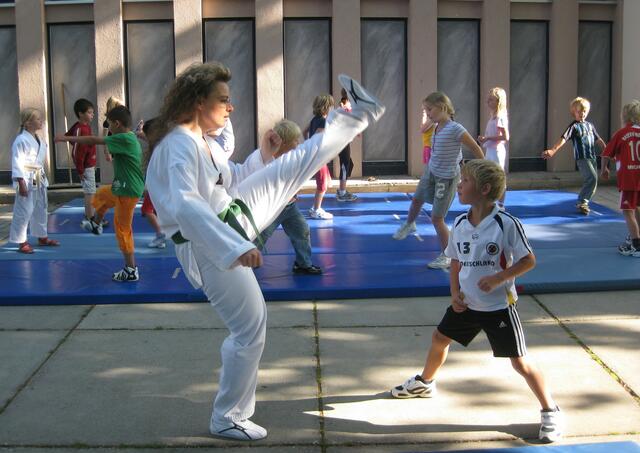 Petra Kinzer mit einem Schüler beim Aufwärmen