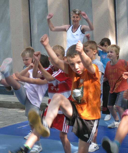 Frau Liebischer, die Sportlehrerin, macht auch kräftig mit!