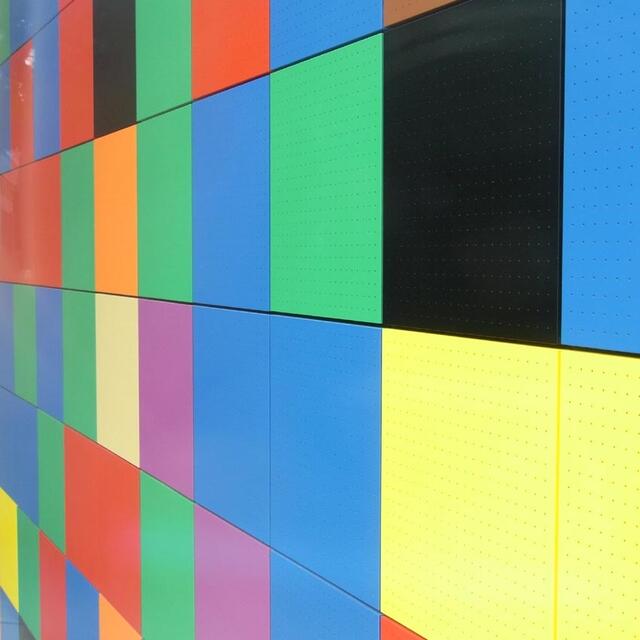 Auch hier treibt man's bunt: Foyer in neuen Gebäude der VGH in der Warmbüchenstraße, Hannover