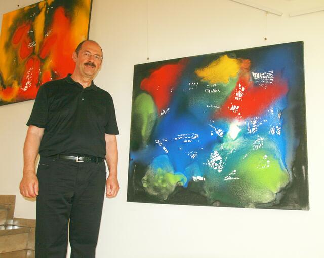 Künstler zwischen Element Feuer und Element Wasser  - Pigment auf Leinwand | Foto: Husch