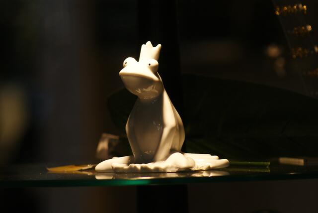 Frustriert blickender Froschkönig