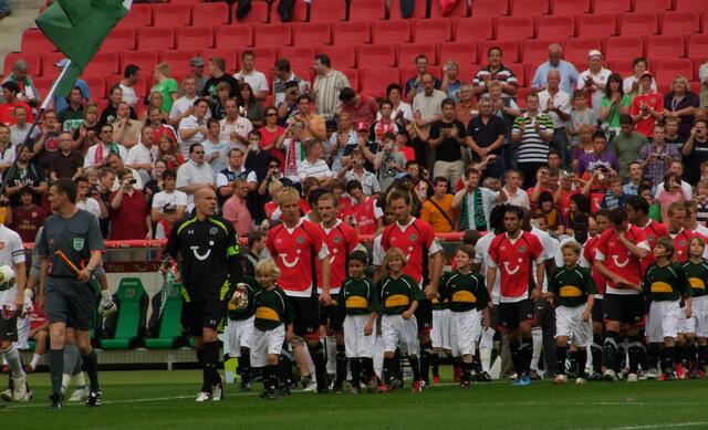 Einlauf der Mannschaften!