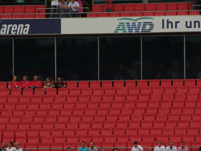 Nicht gerade voll: Die Osttribüne!