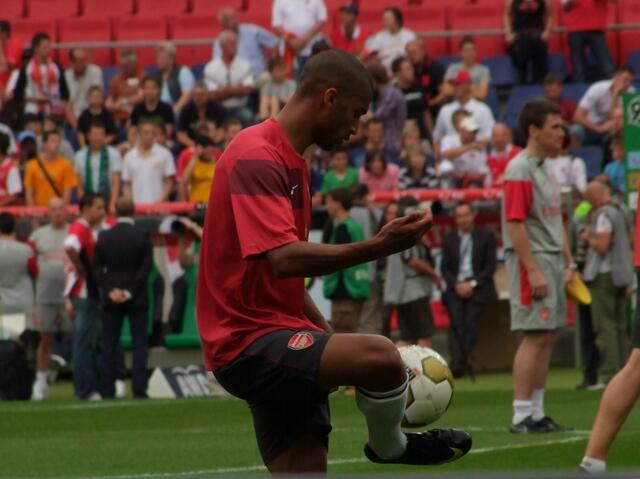 Armand Tarore spielt mit dem Ball