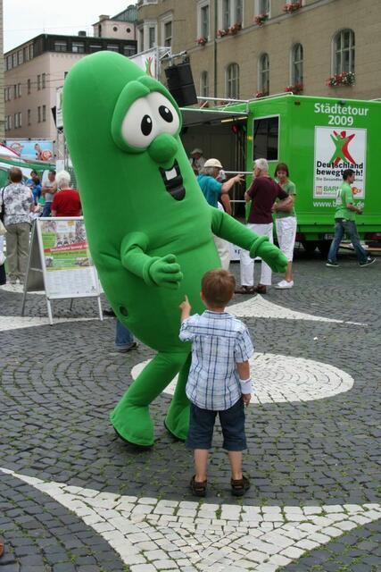 kleiner Augsburger freundet sich mit Gurke an