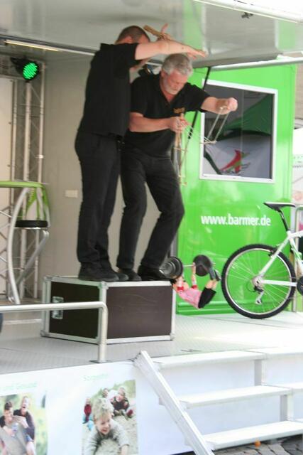 die Herren stecken dahinter