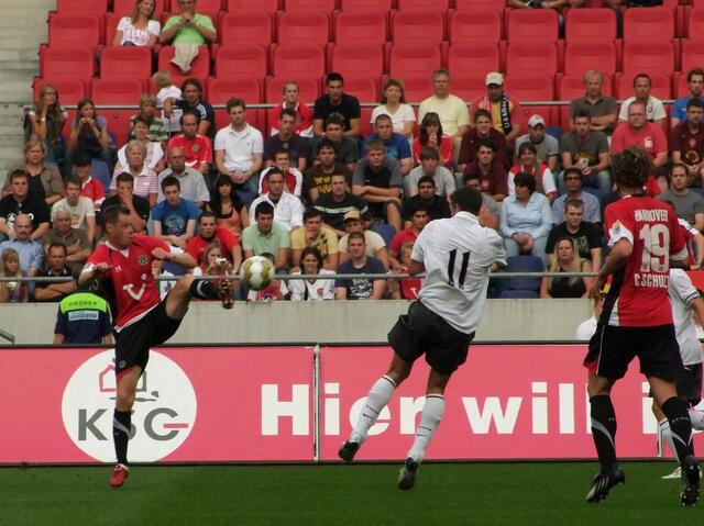 Krzynowek gegen van Persie.