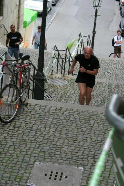bis Samstag, 16:00 Uhr steigt er nun die 57 Stufen..