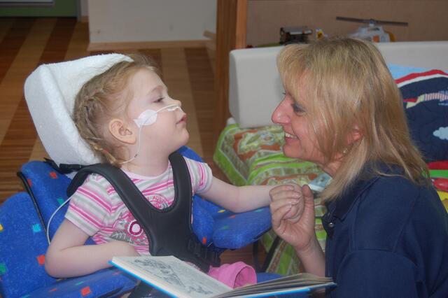 Vorlesen ist so schön...................... | Foto: Kinderhospiz