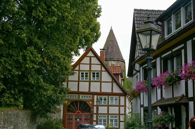 Stadtmauer und zweiter Wehrturm im Hintergrund