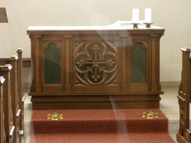 der Altar durch die Scheibe