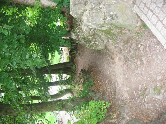 ..durch diese Gasse zum Fahrradparkplatz ..