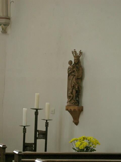 Marienfigur an der Seite