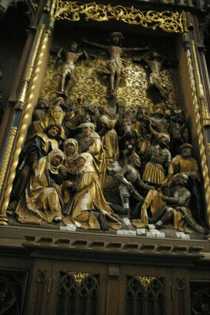 die Kreuzigungsgruppe, sie ist Rest eines spätgotischen Klappaltars und stammt aus der Zeit um 1520.