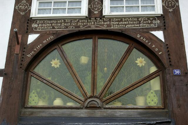 über einem Hauseingang