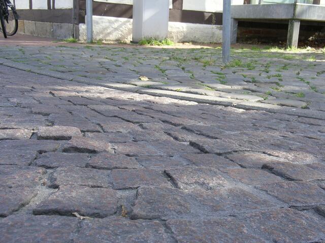 Schon das alte Pflaster macht das Befahren der Burgdorfer City für Radler völlig unattraktiv, bei Nässe sogar gefährlich.