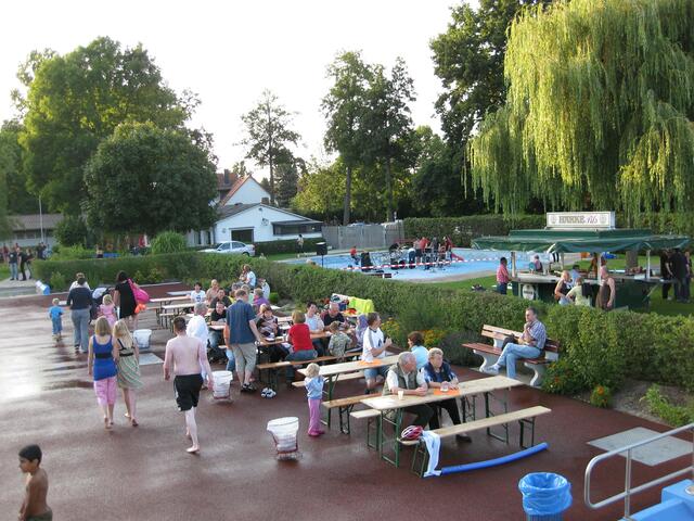 Langsam füllt sich das Freibad