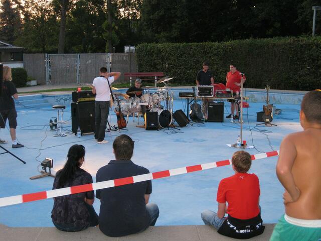 Der Soundcheck zieht schon einige Gäste an