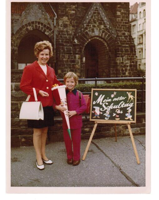 Meine Mama und ich vor der Kirche St. Joseph