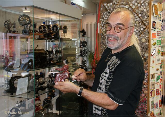 Raphael Wilhelm vor einer seiner Vitrinen mit zahlreichen Kunstschätzen