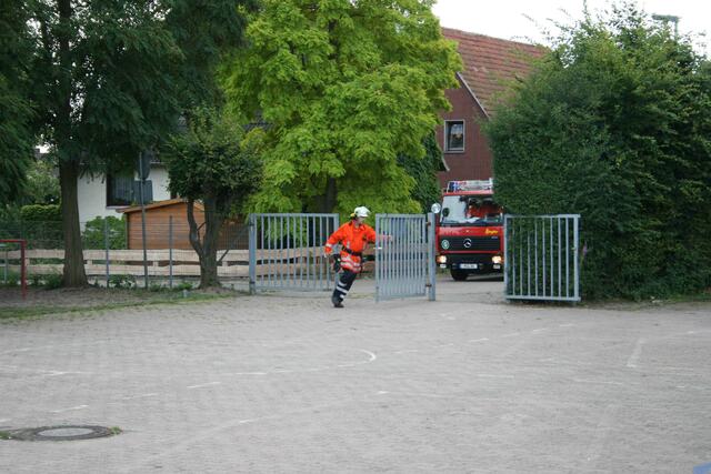 ... das Schulhoftor wird geöffnet, ...
