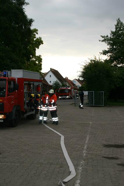 ... wird die erste Wasserversorgng aufgebaut ...
