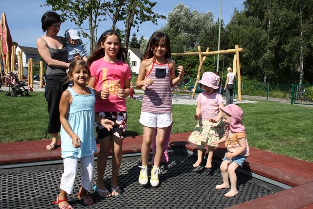 Das erste Trampolin auf einem öffentlichen Spielplatz in Neusäß zog die Kinder an.
