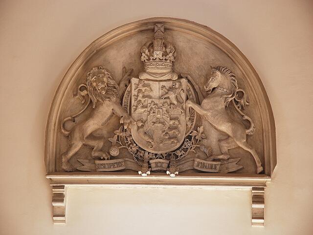 Der Hannoversche König Ernst-August beauftragte 1839/40 den Architekten Georg Ludwig Friedrich Laves mit dem Bau eines repräsentativen Treppenhauses im Schloss; solche einzigartigen Reliefs sind damals entstanden.