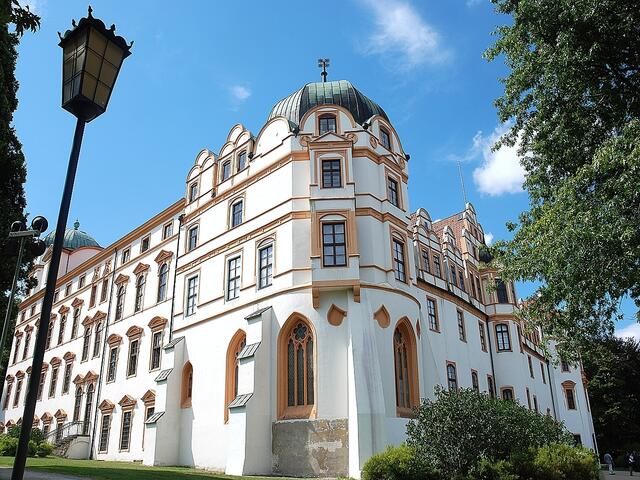 Das Celler Schloss strahlt mit der Sonne um die Wette.