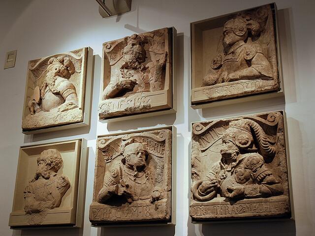 Einst zierten mehr als 60 dieser Reliefplatten aus Kalkstein die Galerie des Festsaales.