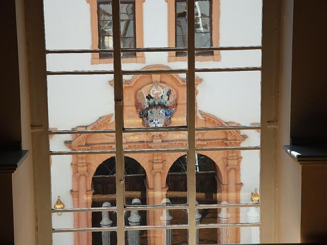 Blick durch das Fenster hinaus in den Innenhof des Schlosses.