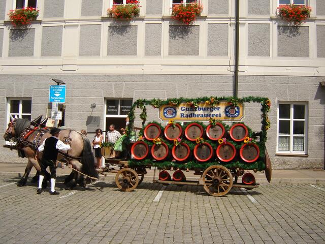 .. der Festwagen der Günzburger Radbrauerei wartete auf den Einsatz ..